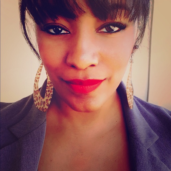 Hey! Get comfy and take a look. Hope you enjoy 😊 - Picture 1 of 2